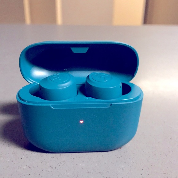 JBL wireless Bluetooth ear pods with built in charger - Picture 1 of 4